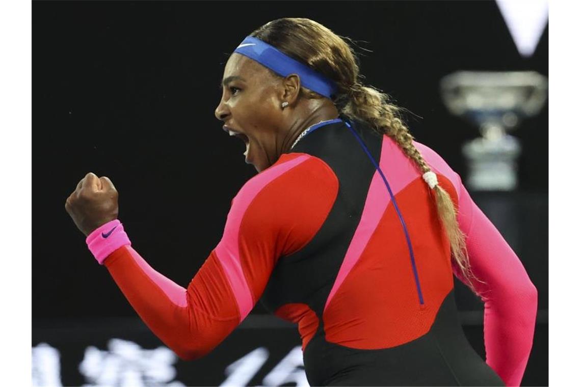 Hat das Halbfinale erreicht: Serena Williams jubelt über einen gewonnenen Punkt. Foto: Hamish Blair/AP/dpa
