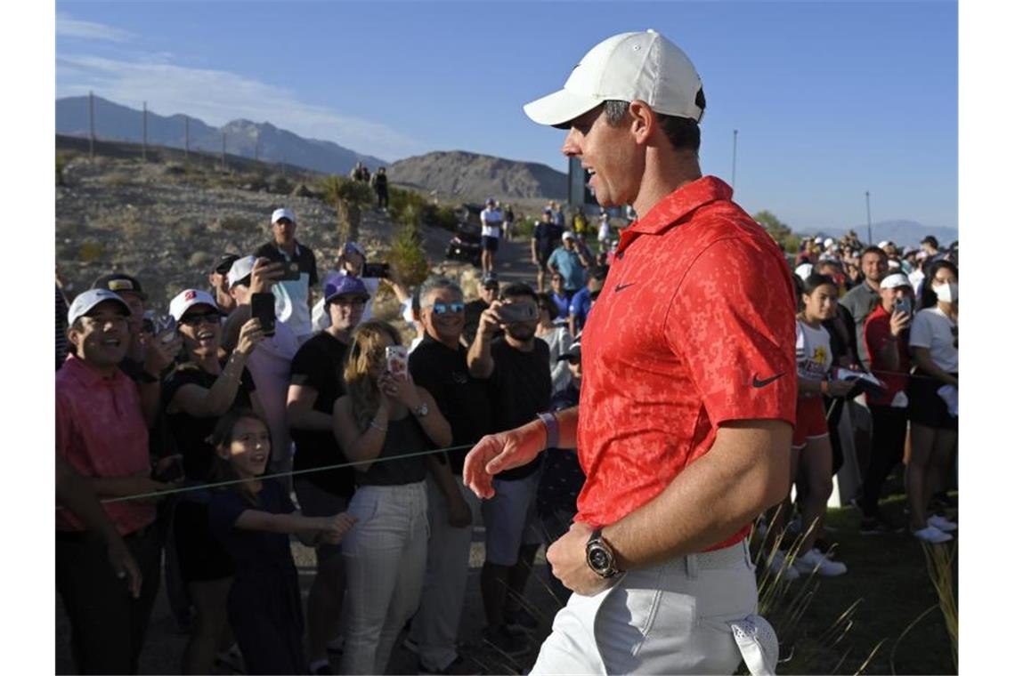 Hat das Turnier in Las Vegas gewonnen: Rory McIlroy geht an den Zuschauern vorbei. Foto: David Becker/AP/dpa