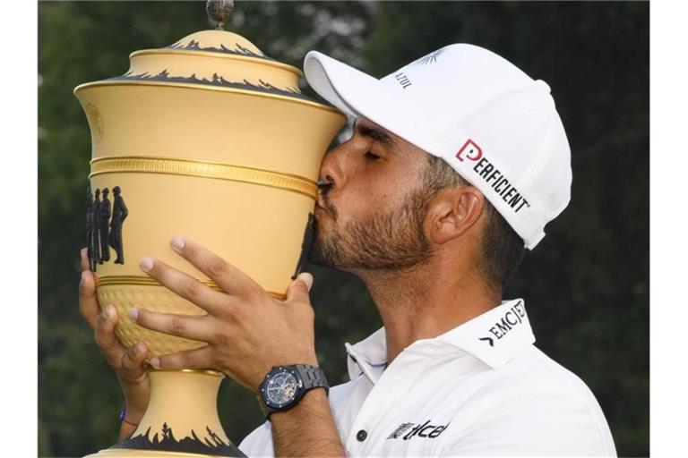 Hat das World-Golf-Championships-Turnier in Memphis gewonnen: Der Mexikaner Abraham Ancer. üsst die Trophäe nach seinem Sieg. Foto: John Amis/FR69715 AP/dpa