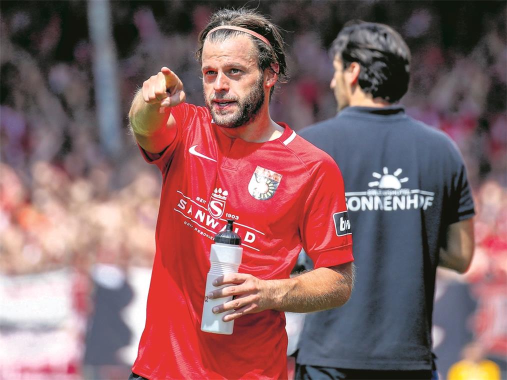 Zuversicht vor dem Duell der Schwaben Hat den ersten Heimsieg der Saison fest im Blick: Routinier Timo Röttger, der mit Großaspach heute Abend den VfR Aalen empfängt.Foto: A. Becher