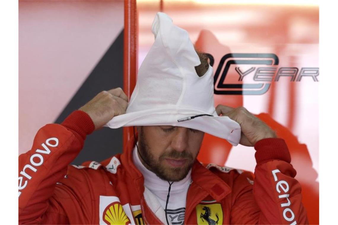 „Verbrennt die Papiere“: Formel 1 ächzt im Regelkorsett Hat derzeit nicht die beste Laune: Ferrari-Star Sebastian Vettel. Foto: Claude Paris/AP