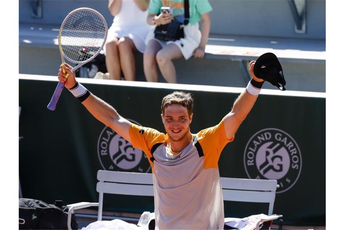 Struff schafft Überraschung - Auch Kohlschreiber weiter Hat die dritte Runde erreicht: Jan-Lennard Struff jubelt nach seinem Sieg. Foto: Frank Molter/dpa