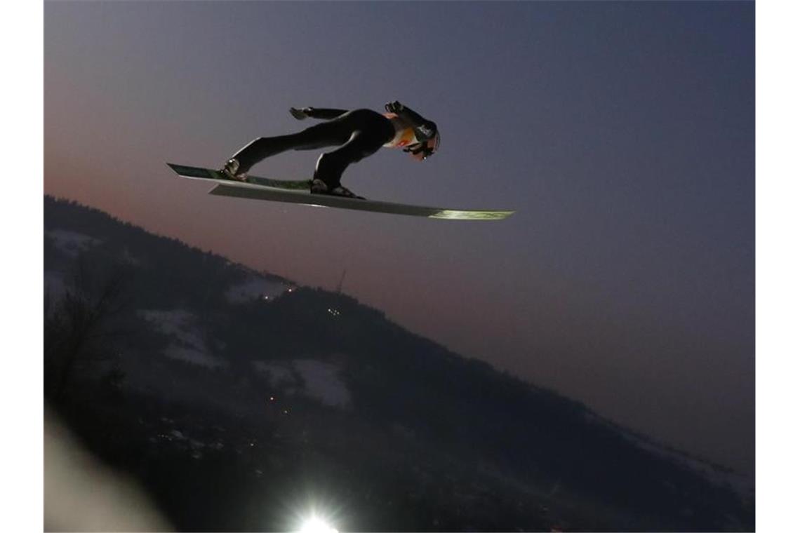 Hat die Führung im Weltcup verloren: Karl Geiger wurde in Sapporo nur Elfter. Foto: Grzegorz Momot/PAP/dpa