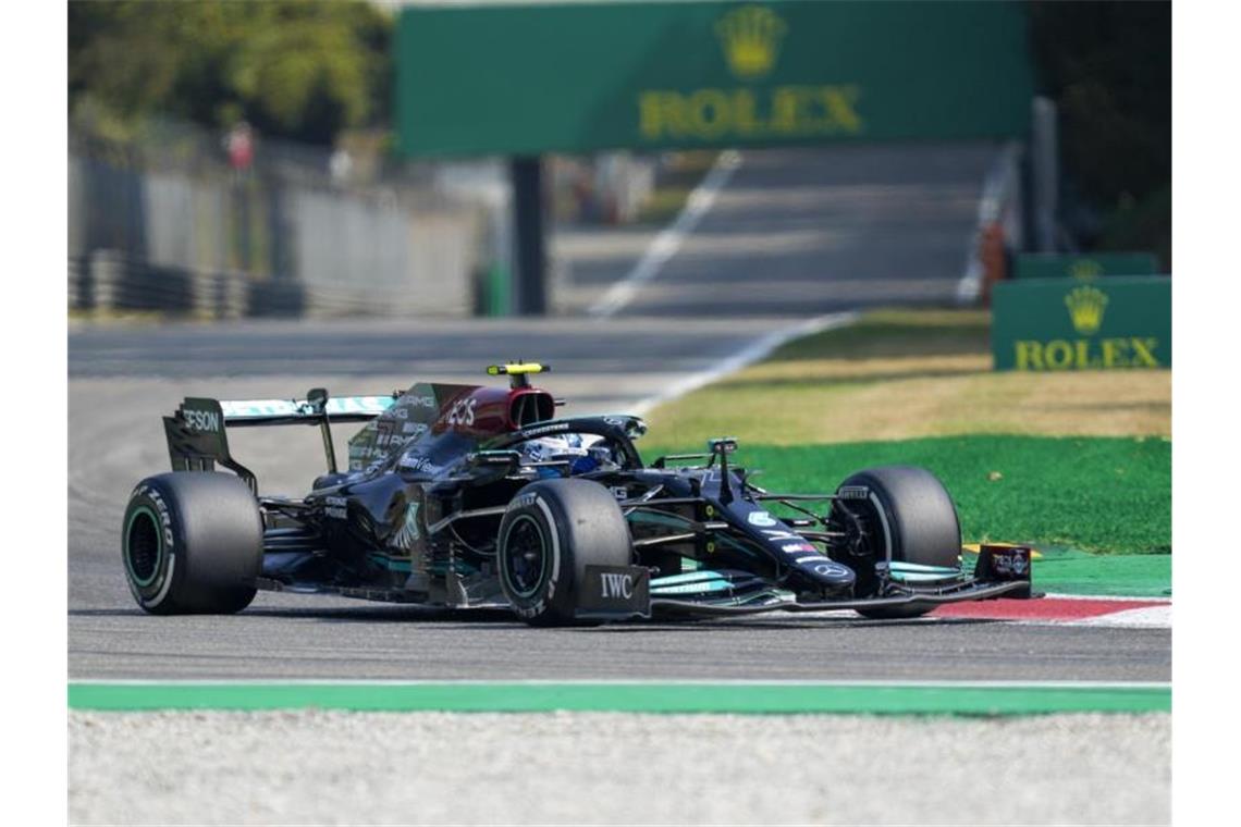 Bottas gewinnt Monza-Sprint - Verstappen heimlicher Sieger Hat die Sprintqualifikation in Monza gewonnen, startet aber nicht von der Pole: Mercedes-Pilot Valtteri Bottas. Foto: Antonio Calanni/AP/dpa