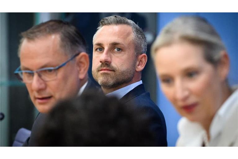 Hat die Staatskanzlei in Magdeburg fest im Blick: AfD-Spitzenkandidat Ulrich Siegmund mit seinen beiden Parteichefs Tino Chrupalla und Alice Weidel in der Bundespressekonferenz. Wie er die aus seiner Sicht nötige stabile Mehrheit für sich organisieren will, weiß der 35-Jährige aber noch nicht.