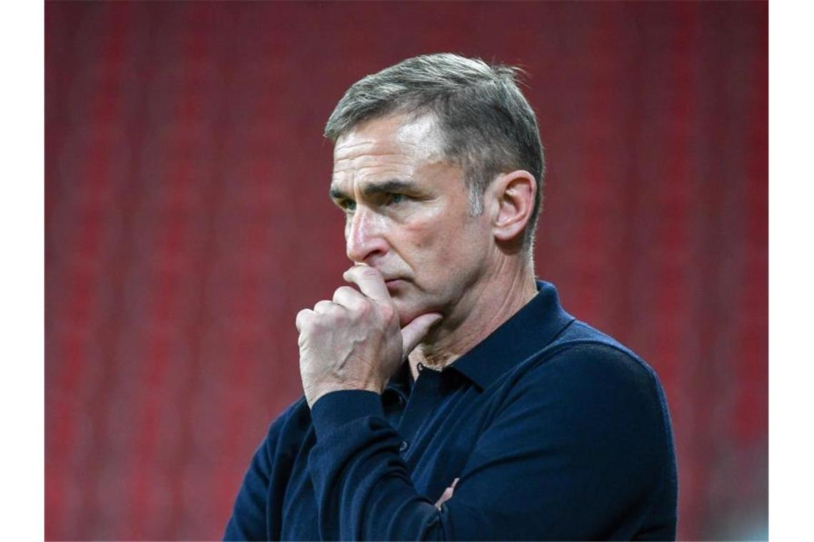 U21 mit zwei Neuen - Kapitän Tah rechtzeitig fit Hat die Startelf gegen Rumänien auf zwei Positionen verändert: U21-Trainer Stefan Kuntz. Foto: Armin Weigel