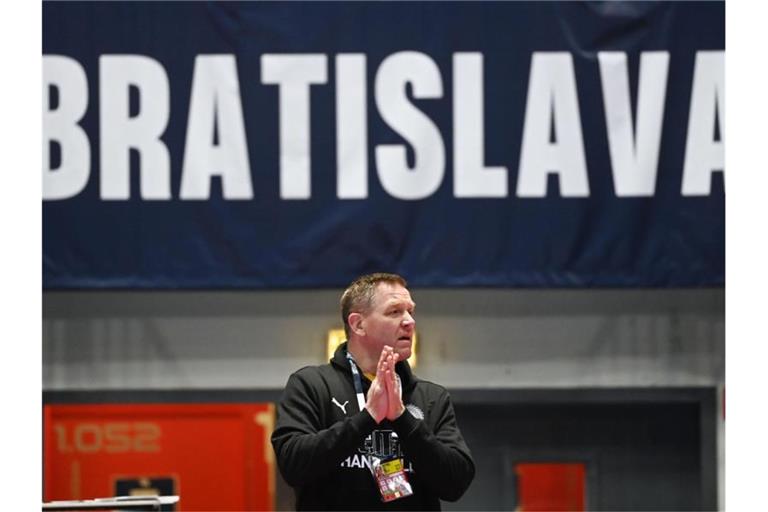 Hat drei weitere Spieler für den EM-Kader der deutschen Handballer nachnominiert: Cheftrainer Alfred Gislason. Foto: Marijan Murat/dpa