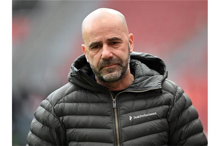 Hat „ein bisschen Angst“, wenn die Spieler von Bayer Leverkusen auf Reisen gehen: Trainer Peter Bosz. Foto: Ina Fassbender/AFP-Pool/dpa