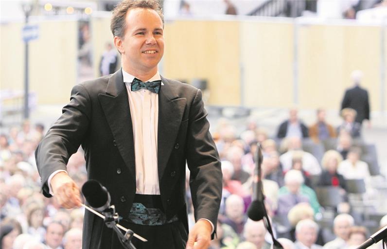 Hat eine bunte Programmmischung wie bei jedem classic-ope(r)n-air zusammengestellt: Rainer Roos. Manche Stücke wurden früher schon einmal gespielt, andere sind völlig neu. Wieder dabei: Mitglieder des Staatsorchesters Stuttgart und der Stuttgarter Philharmoniker. Foto: E. Layher