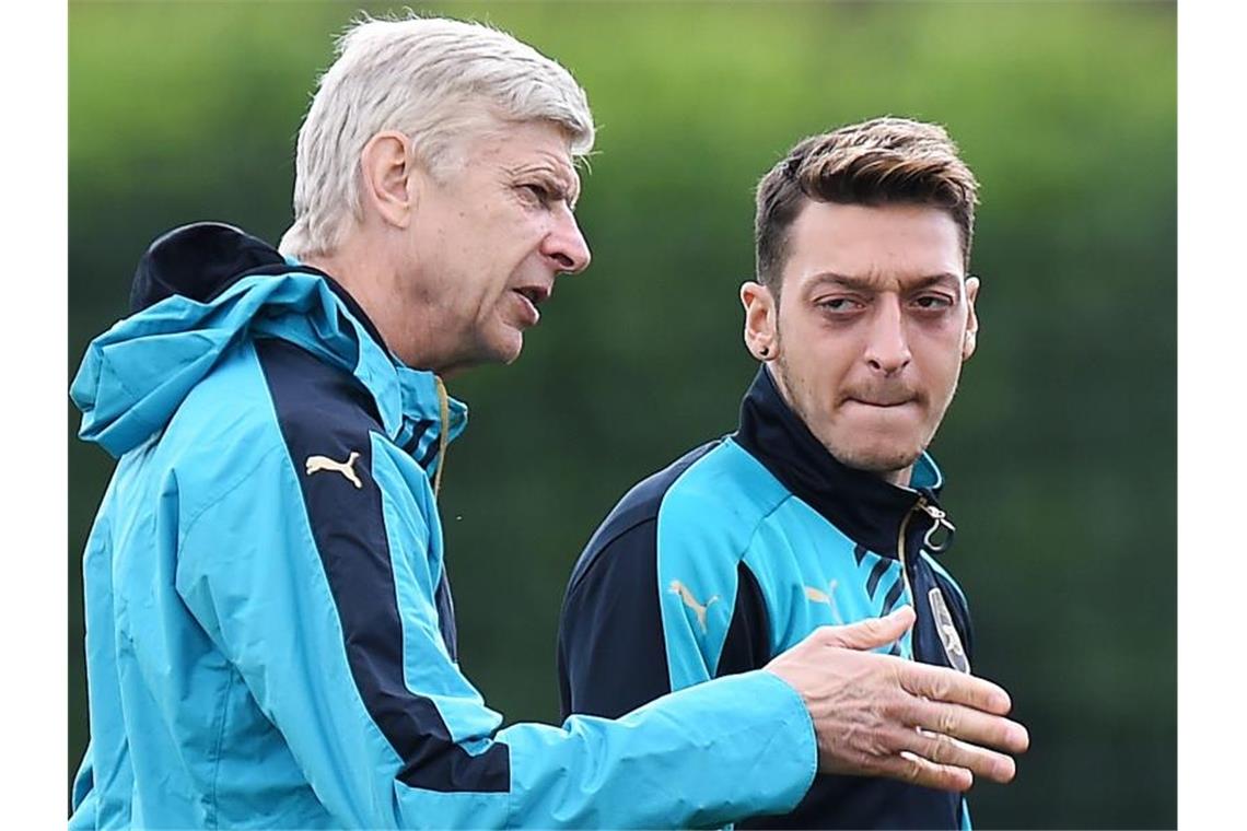 Hat eine hohe Meinung von Mesut Özil (r): Ex-Arsenal-Coach Arsene Wenger. Foto: Andy Rain/EPA/dpa