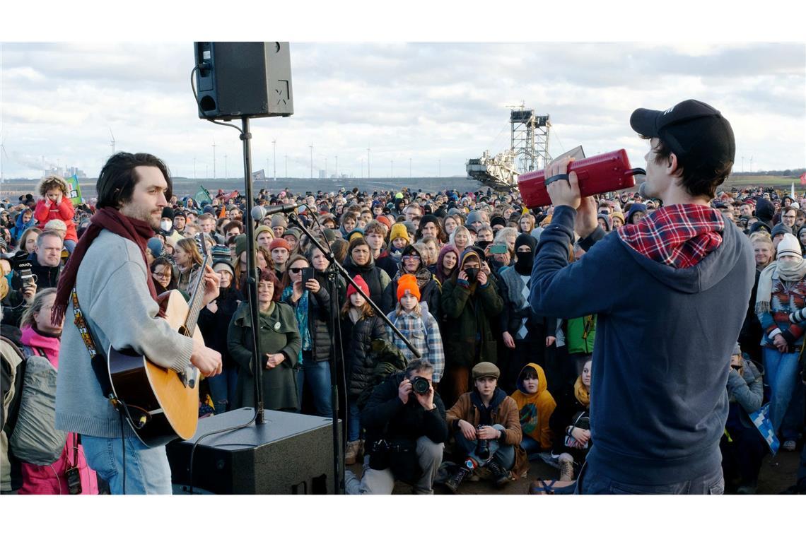 Hat eine klare Meinung zur KI: Christopher Annen (l) von der Band AnnenMayKantereit. (Archivbild)