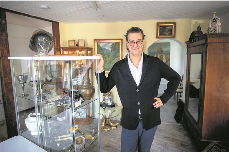 Hat eine Leidenschaft für die Kunst: Fabian Benöhr in seinem Backnanger Auktionshausbüro in der Stuttgarter Straße. Foto: A. Becher