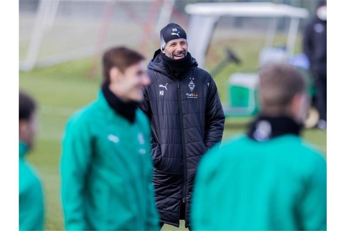 Gefrustete Gladbacher vor Champions-League-Aus Hat für das Spiel gegen Manchester City „alle wieder an Bord“: Mönchengladbachs Trainer Marco Rose (M) beim Abschlusstraining. Foto: Rolf Vennenbernd/dpa