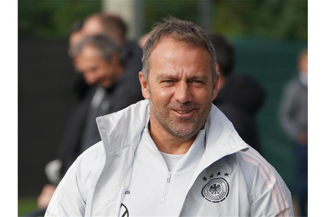 Hat für die Aufstellung gegen Rumänien die Qual der Wahl: Bundestrainer Hansi Flick kommt zum Training. Foto: Marcus Brandt/dpa