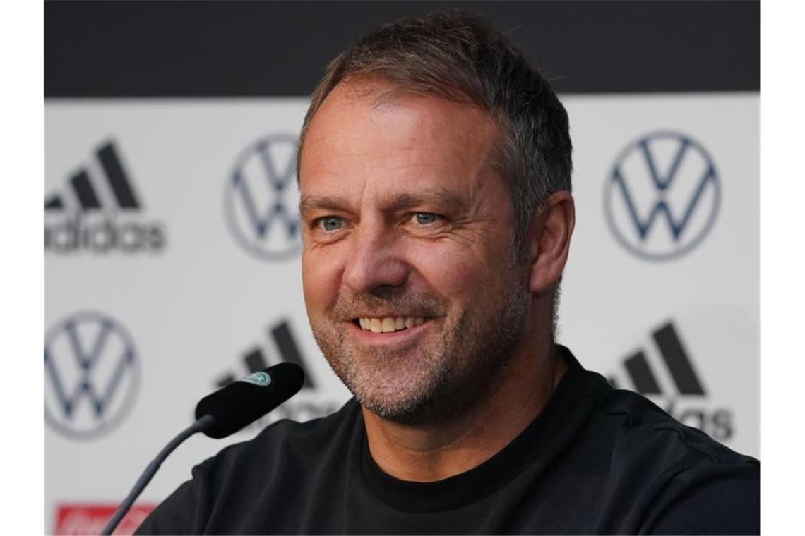 Hat für die Aufstellung gegen Rumänien die Qual der Wahl: Bundestrainer Hansi Flick bei der Pressekonferenz zum Spiel. Foto: Marcus Brandt/dpa