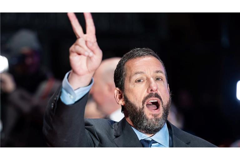 Hat gut lachen und Grund für eine Siegerpose: Adam Sandler ist mit "Happy Gilmore 2" ein erfolgreiches Sequel gelungen. (Archivbild)