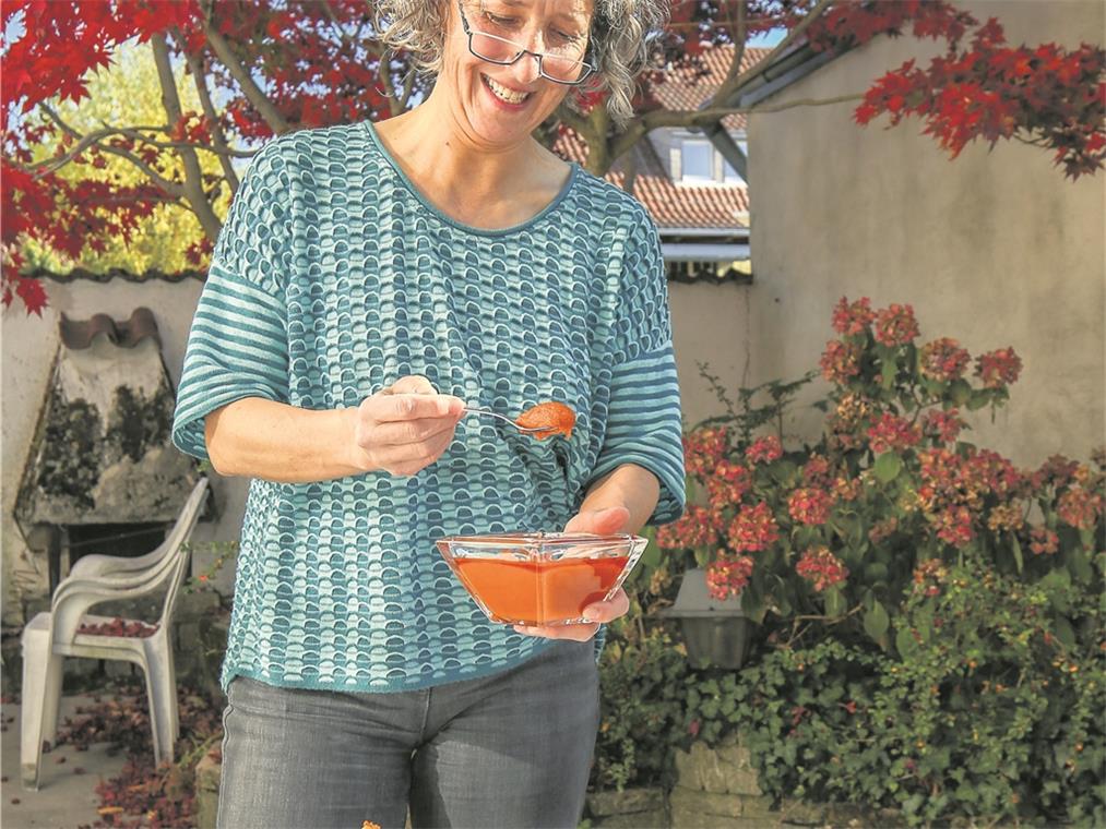 Hat ihr Hauptaugenmerk darauf gelegt, dass das Menü nicht nur hübsch anzusehen ist, sondern auch ausreichen Vitalstoffe enthält: Annette Freder hat mit ihren grünen Flinsenburgern an Tomatenpesto un Rotkohlsalat eine vegetarische Powermahlzeit gekocht.Foto: A. Becher