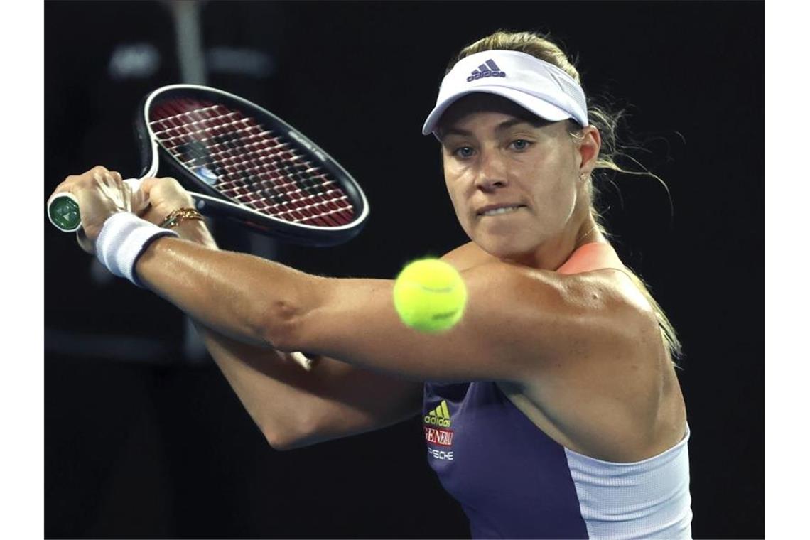Zverev zeigt großes Herz - Kerber siegt locker Hat ihre Erstrunden-Pflichtaufgabe souverän gemeistert: Angelique Kerber in Aktion. Foto: Lee Jin-Man/AP/dpa