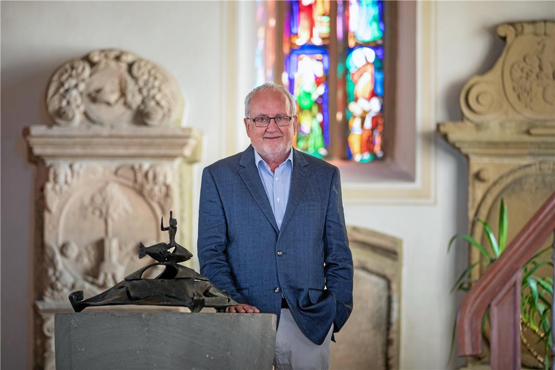 Spannender Beruf in spannenden Zeiten Hat in Weissach spannende und schöne Jahre erlebt: Pfarrer Albrecht Duncker in der St.-Agatha-Kirche in Unterweissach. Foto: A. Becher