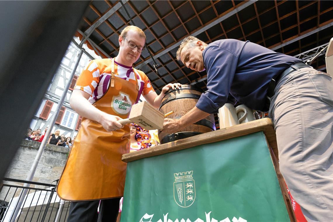 Auf einen Schlag startet das 52. Backnanger Straßenfest Hat inzwischen Erfahrung mit Hammer und Fass: Oberbürgermeister Maximilian Friedrichs mit Davide Esposito von Schwaben Bräu. Foto: Alexander Becher