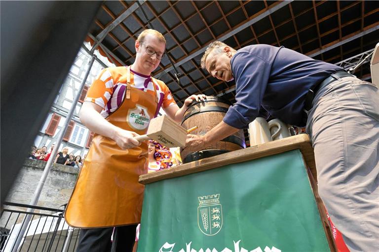 Hat inzwischen Erfahrung mit Hammer und Fass: Oberbürgermeister Maximilian Friedrichs mit Davide Esposito von Schwaben Bräu. Foto: Alexander Becher