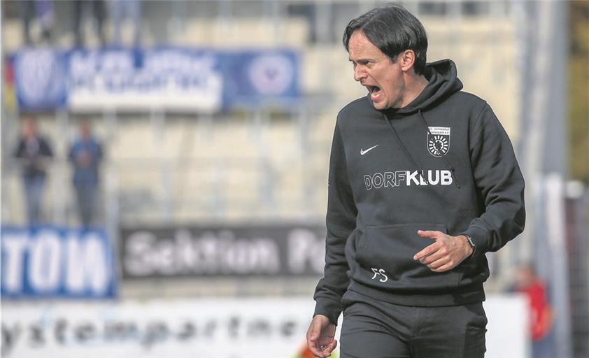 Hat klare Vorstellungen davon, wie er Großaspach zum Klassenverbleib führen will: Der 41-jährige Trainer Florian Schnorrenberg. Foto: A. Becher