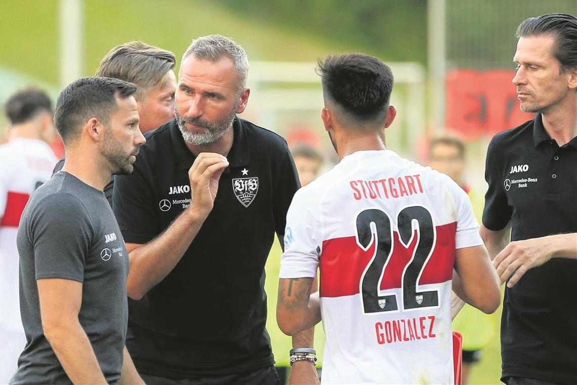 Schaulaufen der Neuen, einige Stars fehlen Hat klare Vorstellungen und trichtert sie seinen Spielern ein: Der neue VfB-Coach Tim Walter. Foto: A. Becher