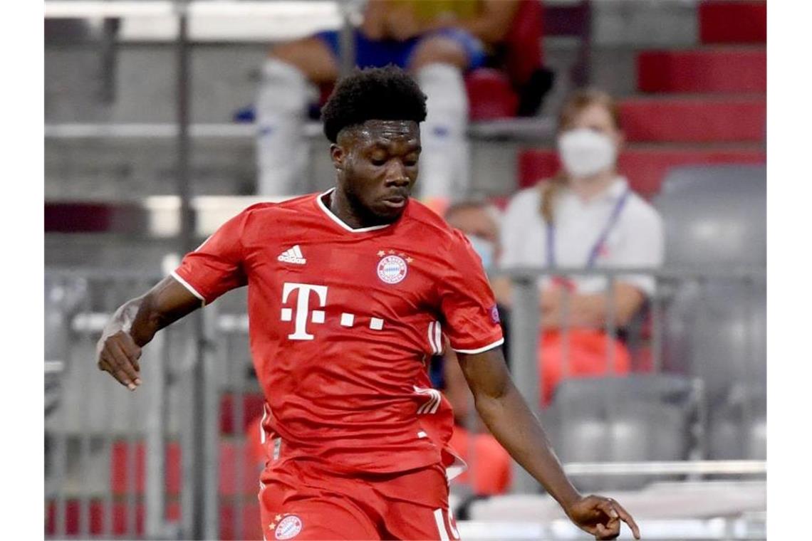 Hat leichte Adduktorenprobleme: Alphonso Davies vom FC Bayern München in Aktion. Foto: Sven Hoppe/dpa