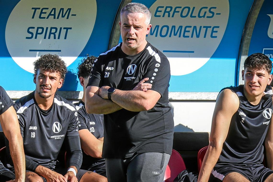 Zlatko Blaskic lässt Kinder gewinnen Hat mehr als Sieg und Niederlage im Fußball im Blick: Zlatko Blaskic (Mitte), Gründer der Spendenaktion „Kindergewinner“. Foto: Alexander Becher