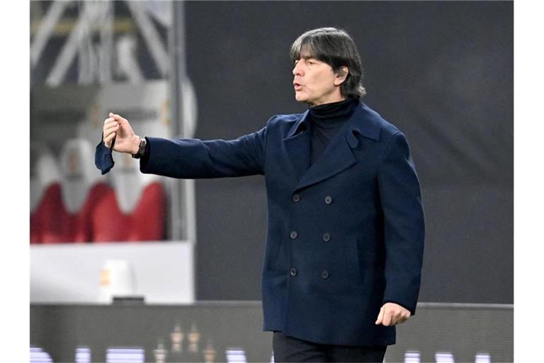 Hat mit dem DFB-Team die Ukraine vor der Brust: Bundestrainer Joachim Löw. Foto: Robert Michael/dpa-Zentralbild/dpa