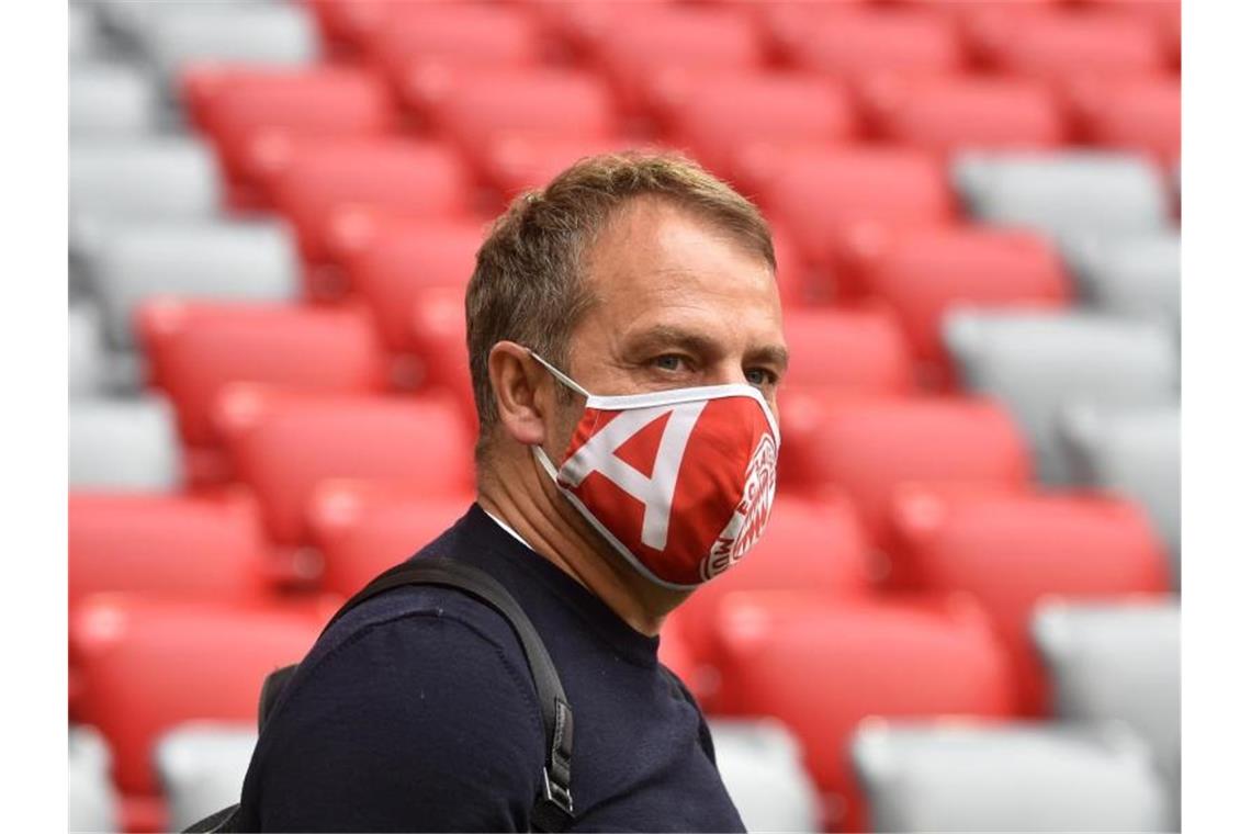 Die Große Woche der Bayern zum goldenen Titel-Jubiläum Hat mit dem FC Bayern München in der englischen Woche gleich drei Topspiele vor dem Bug: Trainer Hansi Flick. Foto: Christof Stache/AFP/Pool/dpa