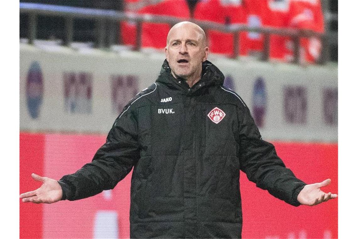 Hat mit den Würzburger Kickers keinen Erfolg: Trainer Marco Antwerpen gestikuliert. Foto: Stefan Puchner/dpa