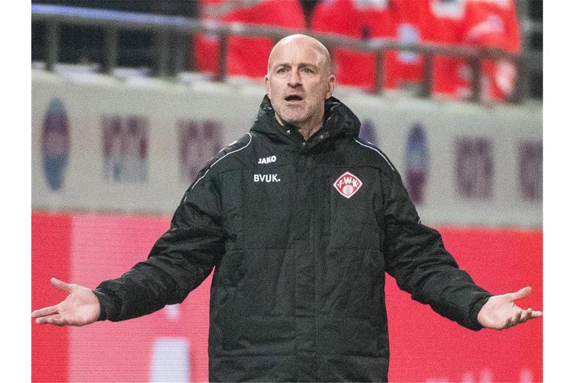 Trainerwechsel in Würzburg: Trares vor „Mörderaufgabe“ Hat mit den Würzburger Kickers keinen Erfolg: Trainer Marco Antwerpen gestikuliert. Foto: Stefan Puchner/dpa