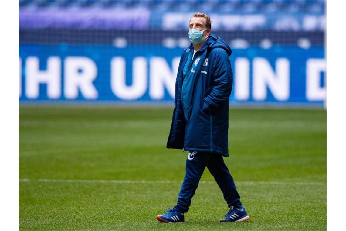 Hat mit Onur Cinel das erste Training bei Schalke seit der Trennung von Chefcoach Gross geleitet: Mike Büskens. Foto: Guido Kirchner/dpa