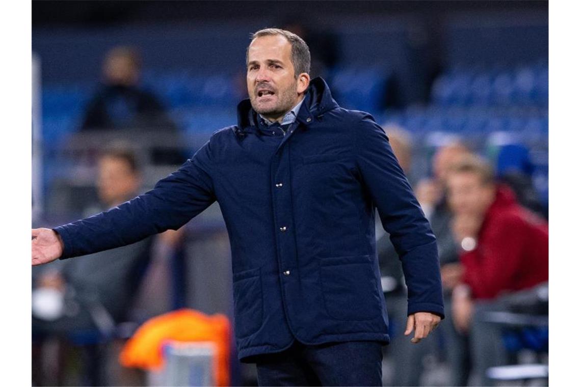 Mit 53-Tage-Verzug: Schweinfurt will Traumlos Schalke ärgern Hat mit Schalke Undog Schweinfurt zu Gast: Trainer Manuel Baum. Foto: Guido Kirchner/dpa