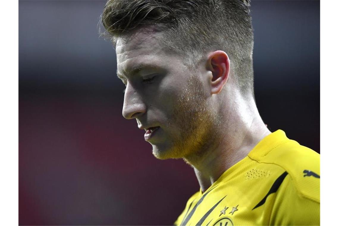 Hat mit seinem Team das Verfolgerduell verloren: Dortmunds Marco Reus geht enttäuscht vom Platz. Foto: Martin Meissner/Pool AP/dpa