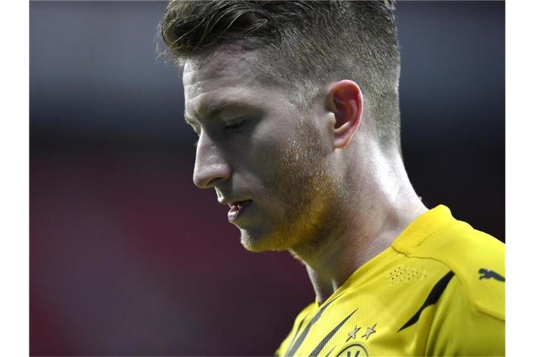 Hat mit seinem Team das Verfolgerduell verloren: Dortmunds Marco Reus geht enttäuscht vom Platz. Foto: Martin Meissner/Pool AP/dpa