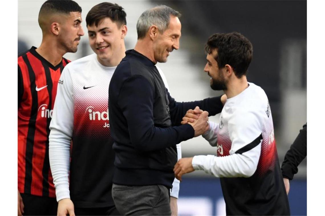 Hat mit seinen Spielern momentan viel Grund zur Freude: Eintracht-Coach Adi Hütter. Foto: Arne Dedert/dpa