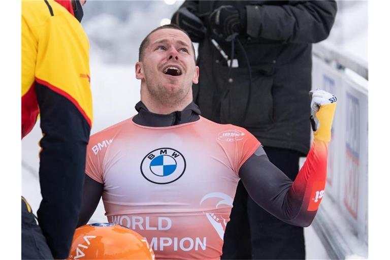 Hat mit Tina Hermann auch im Mixed WM-Gold geholt: Christopher Grotheer jubelt im Ziel. Foto: Sebastian Kahnert/dpa-Zentralbild/dpa