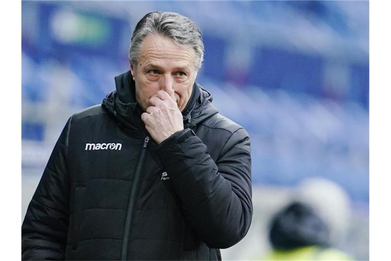 Hat nach Bayern mit Wolfsburg das nächste Bundesliga-Spitzenteam vor der Brust: Bielefeld-Coach Uwe Neuhaus. Foto: Uwe Anspach/dpa