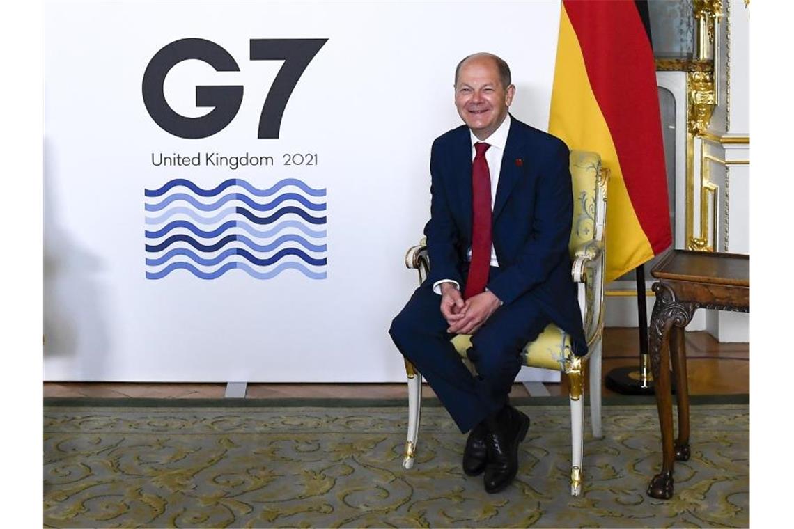Hat nach der Einigung der G7-Staaten gute Laune: Finanzminister Olaf Scholz. Foto: Alberto Pezzali/AP/dpa