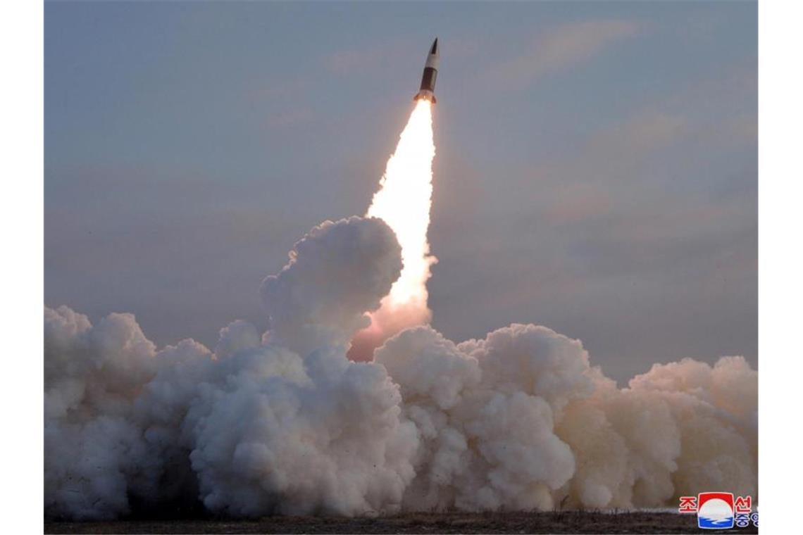Südkorea: Nordkorea testet Mittelstreckenrakete Hat Nordkorea mit einem neuen Raketentest gegen UN-Resolutionen verstoßen?. Foto: //kcna/dpa