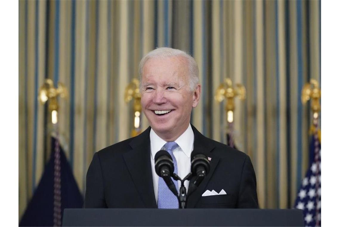 Hat reichlich Grund für gute Laune: US-Präsident Joe Biden freut sich über seinen Coup. Foto: Alex Brandon/AP/dpa