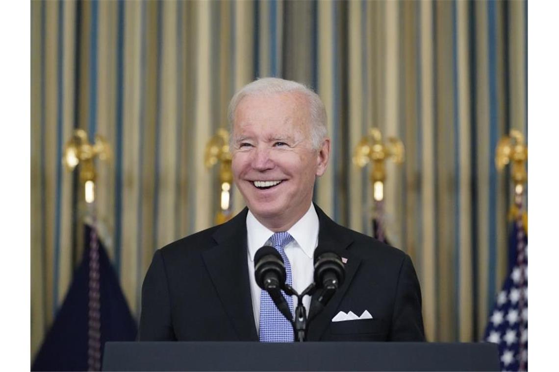 Biden feiert Infrastrukturpaket als „gewaltigen Schritt“ Hat reichlich Grund für gute Laune: US-Präsident Joe Biden freut sich über seinen Coup. Foto: Alex Brandon/AP/dpa