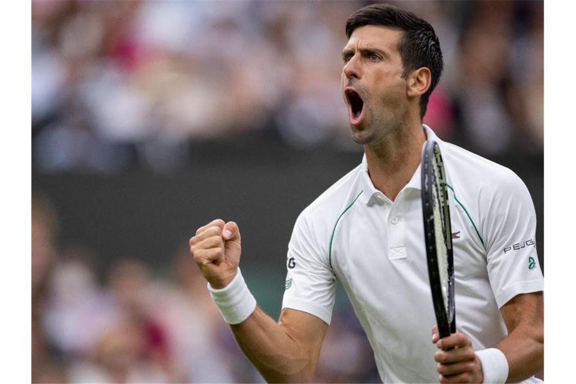 Hat sein Auftaktspiel gegen den Briten Jack Draper gewonnen: Novak Djokovic jubelt. Foto: Simon Bruty/Aeltc/PA Wire/dpa