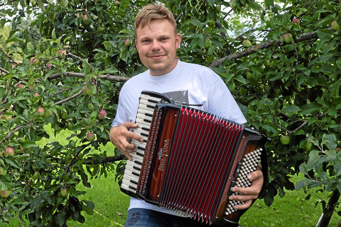 Hat sein Hobby, Akkordeon zu spielen, zum Beruf gemacht: Der einstige Südtiroler Meister Lukas Höckel vertreibt Handzuginstrumente. Foto: J. Fiedler