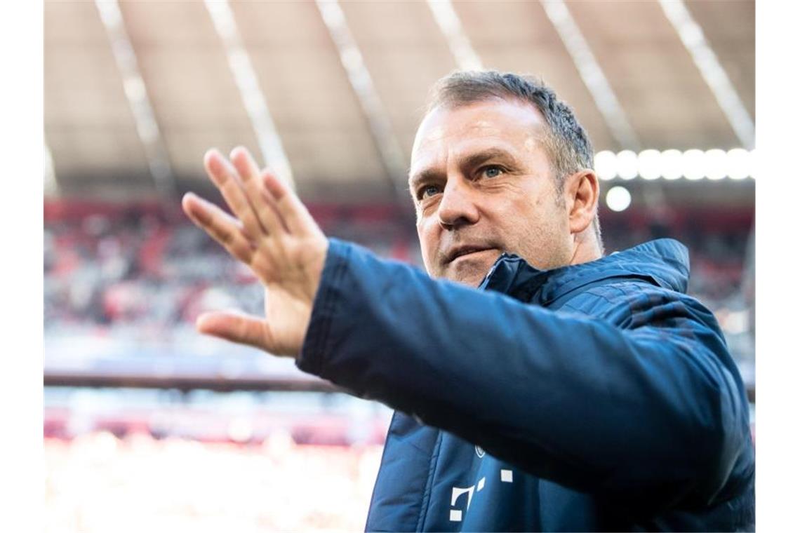 Hat sein neues Arbeitspapier unterschrieben: Bayern-Coach Hansi Flick. Foto: Matthias Balk/dpa