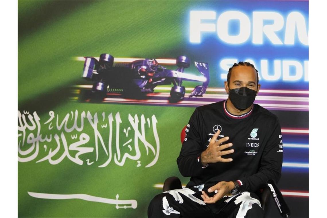 Hat sein Unbehagen über den Grand Prix in Saudi Arabien ausgedrückt. Lewis Hamilton bei einer Pressekonferenz auf dem Corniche Circuit. Foto: Hassan Ammar/AP/dpa