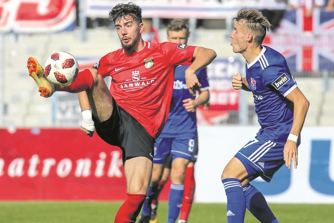 Hat seine Gelbsperre verbüßt und könnte im SG-Heimspiel gegen Würzburg ein Kandidat für die Startelf sein: Dominik Pelivan. Offen ist vor allem, wer als Rechtsverteidiger agiert. Foto: A. Becher