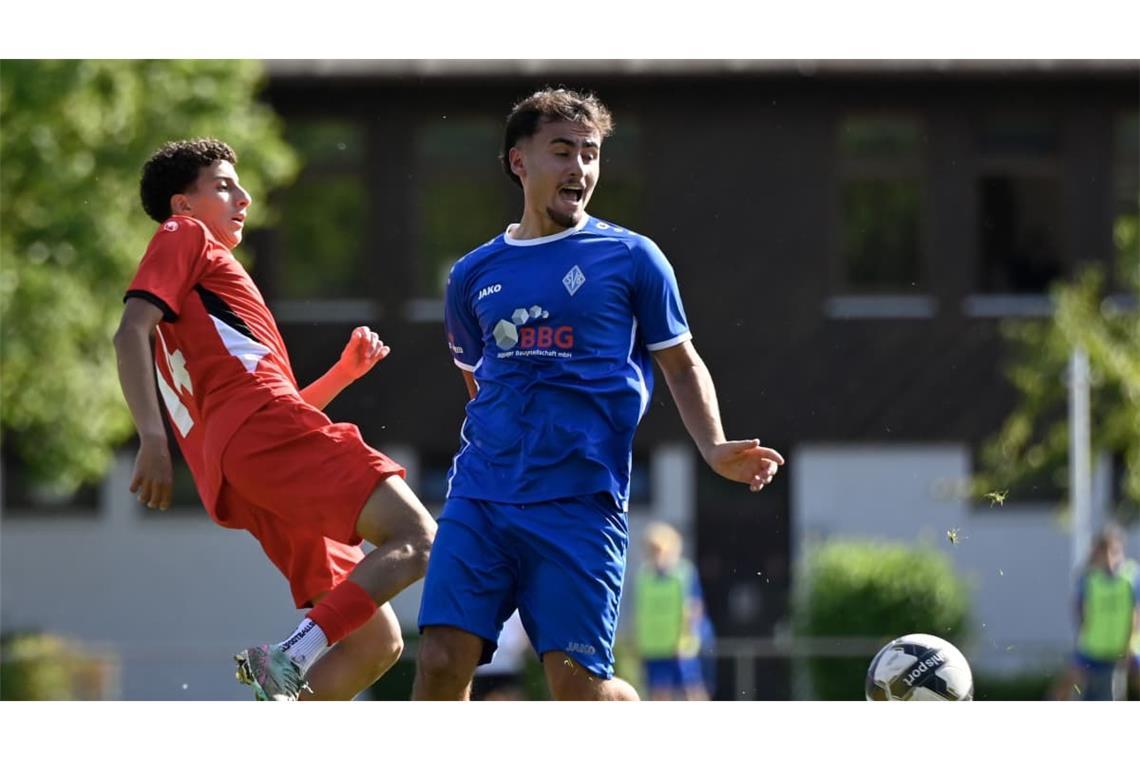 Hat seine Sache in der ungewohnten Rolle als Sechser gut gemacht: Doch jetzt droht bei der SV Böblingen auch ein Ausfall von Kosmas Gkiagkiaev (rechts).